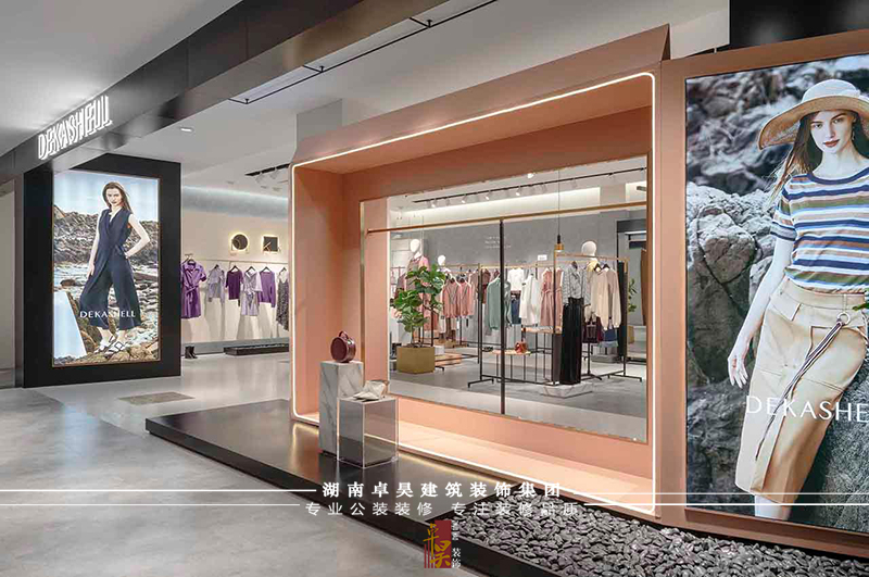 連鎖服裝店裝修設(shè)計效果2 連鎖服裝店裝修設(shè)計效果2